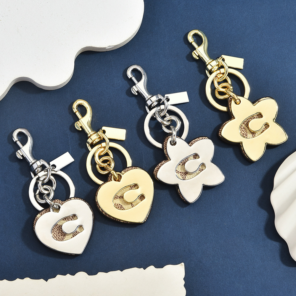 Monogram Keychain Leather - พวงกุญแจจี้กระเป๋า Initial C Monogram ลายเซ็นผ้าแคนวาส หนังรูปหัวใจ