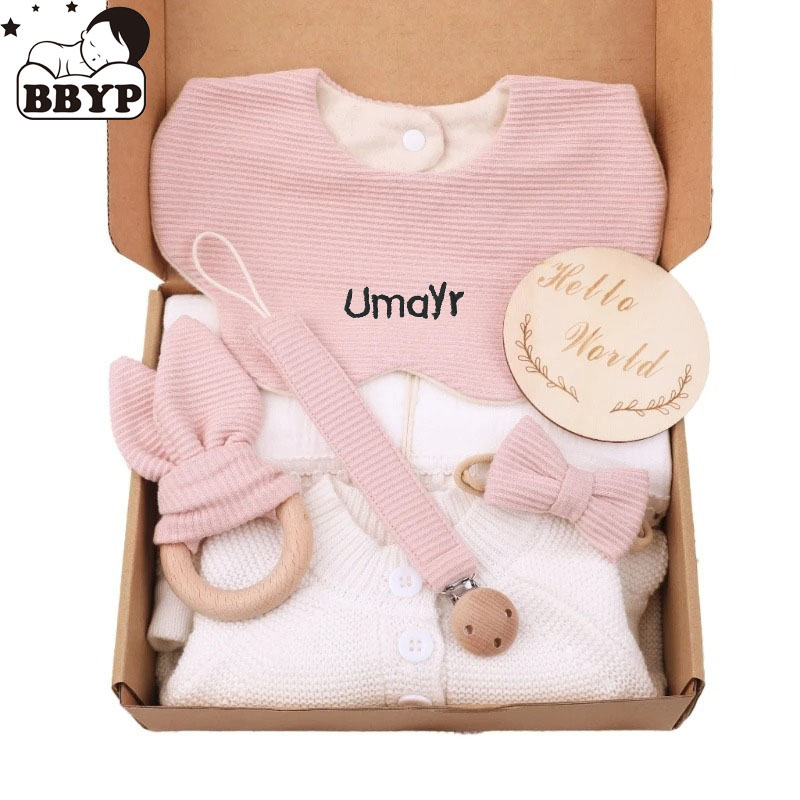 Personalized Name Box - กล่องของขวัญชุดเกิดชื่อส่วนบุคคลประกอบด้วยห่วงโซ่จุก ยางกัด ผ้ากันเปื้อน ผ้าคลาน และผ้าห่ม