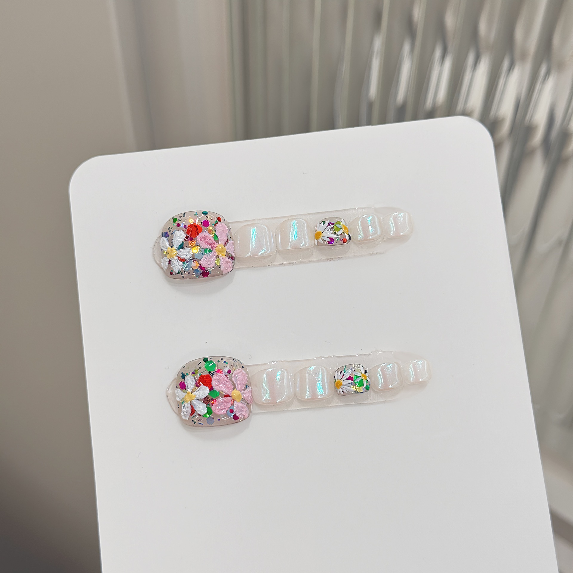Pressed Flower Art - 12pcs Handmade กดบนเล็บเท้าดอกไม้ที่มีสีสัน SHINY Sequins ออกแบบปลอมเล็บเท้าสวมใส่ฤดูร้อน