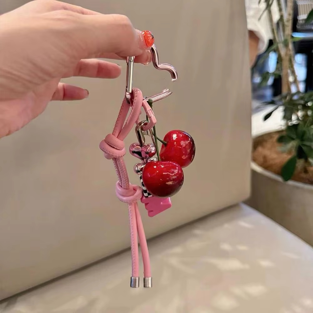 Y2k น่ารักเชอร์รี่ตัวอักษร PU  - Monogram Keychain Leather บทวิจารณ์และราคา