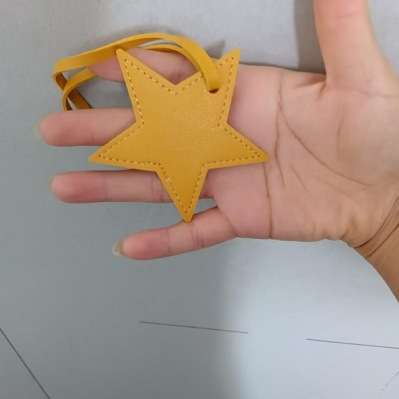 ฟรีชื่อย่อห้าแฉกหนังกระเป๋าจี้ - Monogram Keychain Leather บทวิจารณ์และราคา